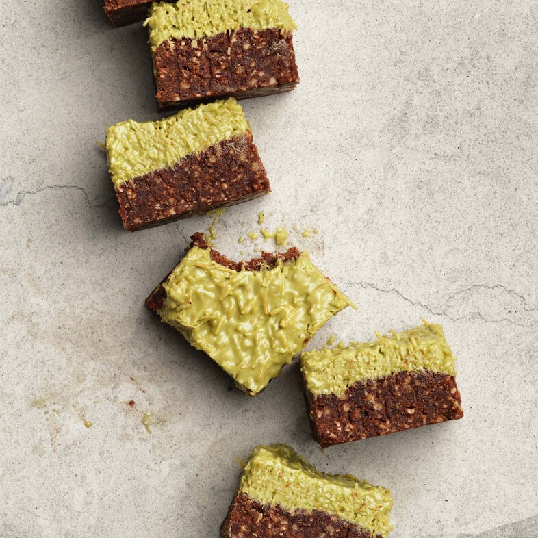 Dubai chocolate brownie med pistagekräm och stekt kadayifdeg, skuren i bitar på ett fat.