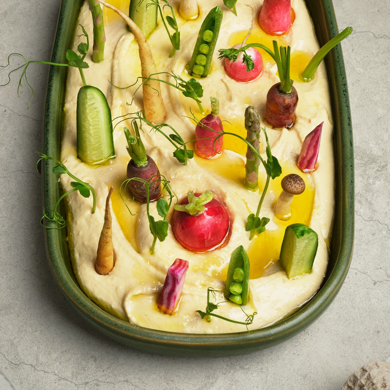 - Fat med hummus toppad med olivolja och färska grönsaksstavar som morot, selleri och gurka.