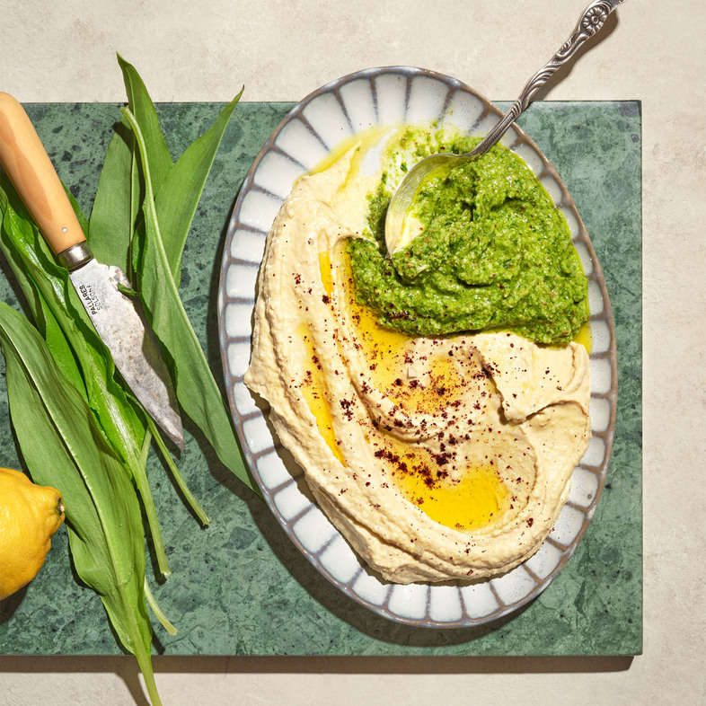 Krämig hummus toppad med ramslökspesto gjord på rostade mandlar, parmesan och citron.