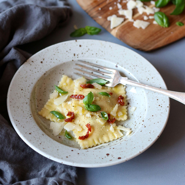 Ravioli med hummus soltorkade tomater.jpg