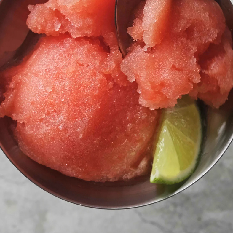 Krämig vattenmelonsorbet serverad i skål och smaksatt med rosvatten och lime.