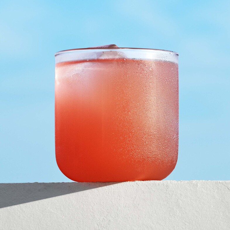 Lemonad med sumac och citron i glas